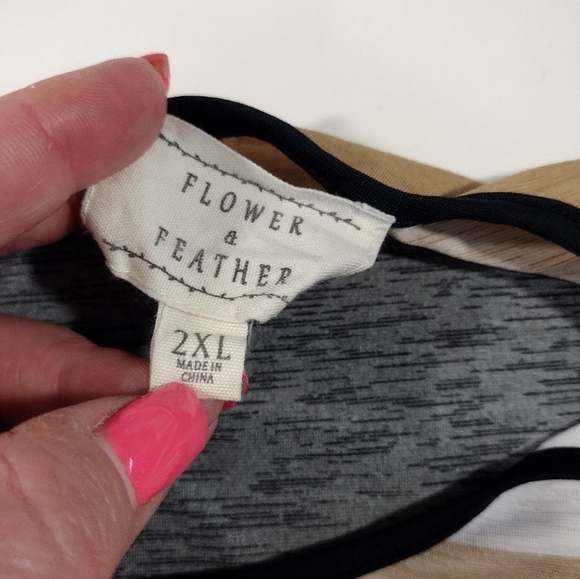 Flower & Feather color block shirt with keyhole back - Picture 6 of 10